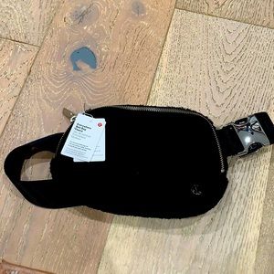 NWT lululemon everywhere belt bag fleece black